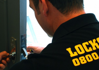 locksmith in SE23 changing door lock
